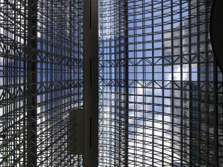 京都駅ビルの天井と青空