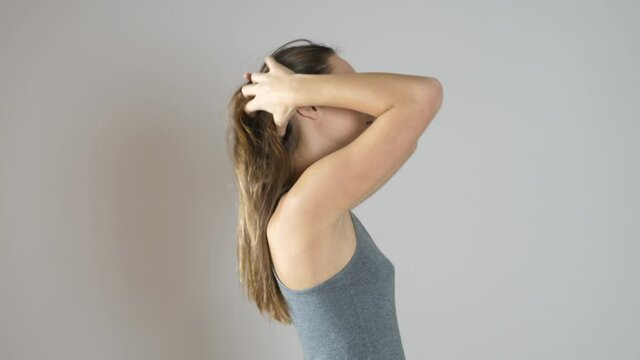 Adolescente posa in studio fotografico per scatti di moda
bellissima ragazza dai capelli lunghi posa per un servizio di moda