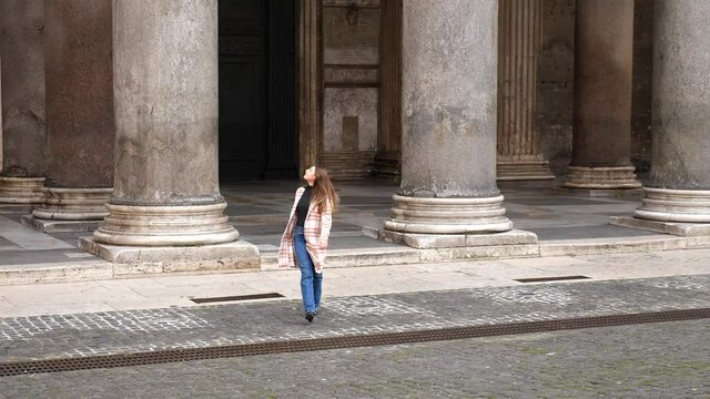 turista passeggia ammirata uscendo dal Pantheon a Roma
Adolescente si guarda intorno ammirando le bellezze di Roma

