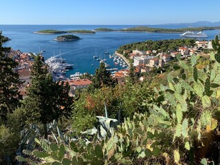 Hvar Insel Dalmatien Kroatien Adria Mittelmeer - über den Dächern - gegenüber die Inselgruppe...
