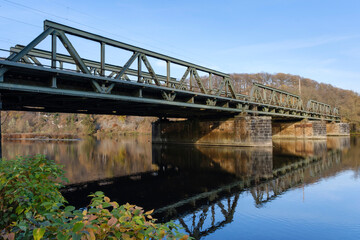 Eisenbahnbrücke über der Lenne, Hagen, Nordrhein-Westfalen, Deutschland, Europa