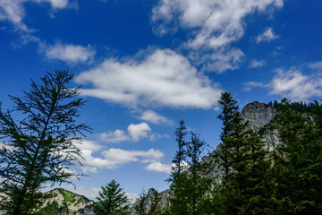 Obraz premium beautiful clouds on blue sky while hiking in the mountains