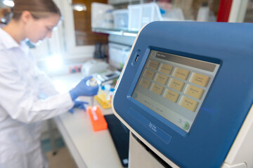 Antikörperdiagnostik und Virusnachweis,  PCR-Methode im Labor mit Thermocycler.