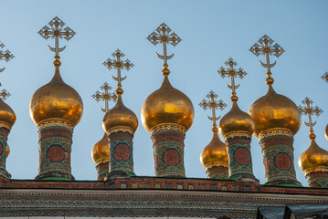 Fototapeta na wymiar Golden cupolas with the crosses on the Russian Orthodox Church in Moscow