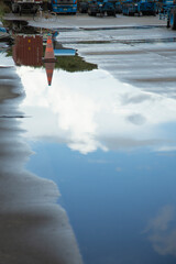 水溜りに写る風景