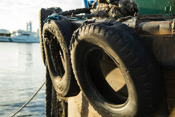 船に括り付けられたタイヤ