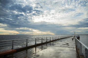 雨上がりの濡れた桟橋