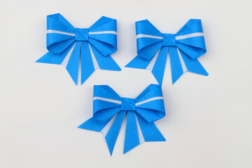 折り紙で作った手作りの青いリボン