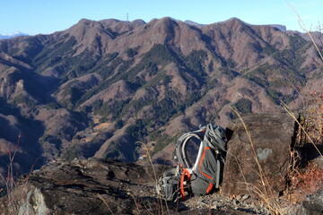 Lower the backpack at the observation rock of Shikadake, Gunma Prefecture ... (late autumn / early winter) (winter withered) 群馬県鹿岳の展望岩でザックを下ろす…(晩秋/初冬)(冬枯れ)