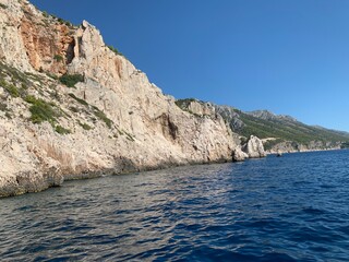 Fototapeta na wymiar Hvar Insel und Stadt - Dalmatien Kroatien Adria Mittelmeer - Ausflugsziel rote Felsen zum Tauchen und Schwimmen