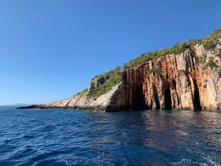 Hvar Insel und Stadt - Dalmatien Kroatien Adria Mittelmeer - Ausflugsziel rote Felsen zum Tauchen und Schwimmen