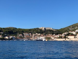 Fototapeta na wymiar Hvar Stadt - Dalmatien Kroatien Adria Mittelmeer - Boot Yacht Ausflug um die Insel