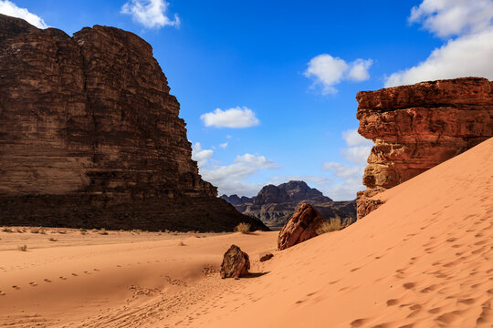 Derserto Wadi Rum in Giordania, rocce e sabbia, beduini e cammelli