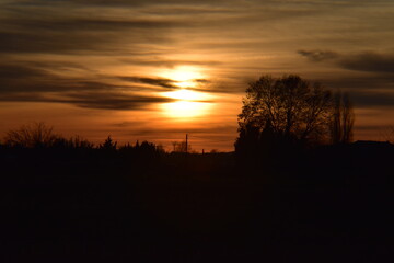 Fototapeta na wymiar coucher de soleil dans la campagne