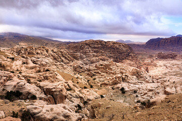 Fototapeta na wymiar Derserto Wadi Rum in Giordania, rocce e sabbia, beduini e cammelli