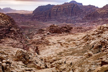 Derserto Wadi Rum in Giordania, rocce e sabbia, beduini e cammelli