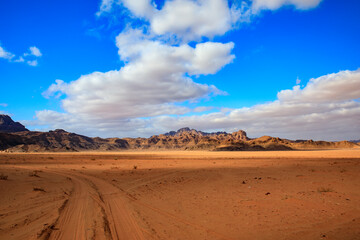 Fototapeta na wymiar Derserto Wadi Rum in Giordania, rocce e sabbia, beduini e cammelli