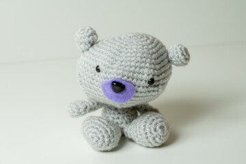 Amigurumi Eisbär selbstgemacht aus Wolle gehäkelt