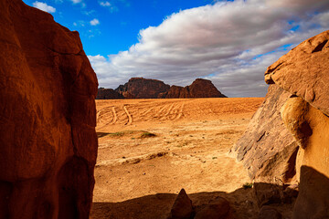 Fototapeta na wymiar Derserto Wadi Rum in Giordania, rocce e sabbia, beduini e cammelli