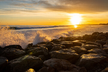 Atardecer en el mediterráneo con olas rompiendo 