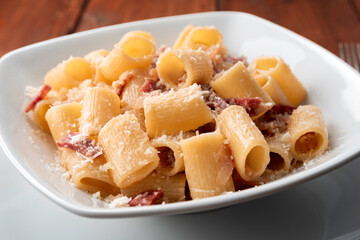 Maccheroni alla gricia, ricetta tipica romana, Cibo Italiano