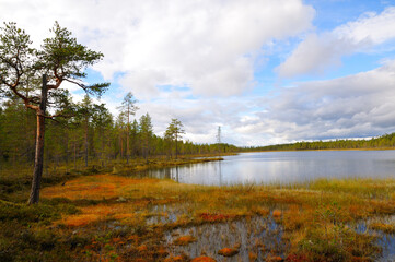 See in Mittelschweden, im Herbst