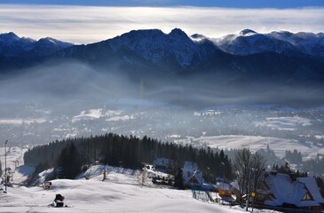 Zima w górach, silny wiatr i zagrożenie lawinowe w Tatrach