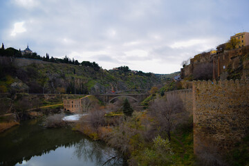 Fototapeta na wymiar Rio Tajo a su paso por Toledo