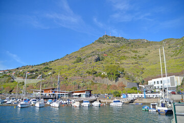 Fototapeta na wymiar boats in the harbour in Madeira
