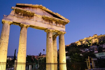 Obraz premium The entrance to Roman Agora with Acropolis hill as background in the evening.