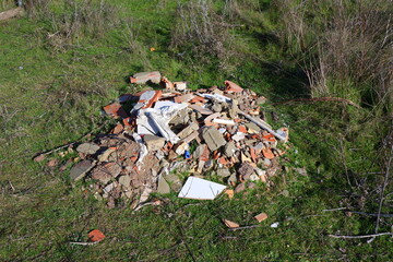 Montón de desperdicios en la naturaleza