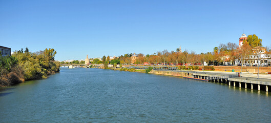 Obraz premium Gran vista panorámica del río Guadalquivir con la Torre del Oro, Giralda y Palacio de San Telmo. Sevilla, Andalucía, España