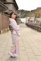 小江戸佐原の街並みでポーズをとる若く美しい浴衣女性