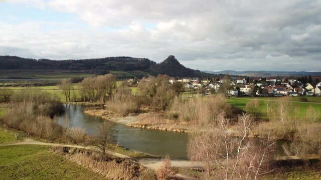 Die Radolfzeller Aach im Hegau mit dem Dorf Hausen an der Aach am Horizont der Hohenkr&auml;hen - Teil 2