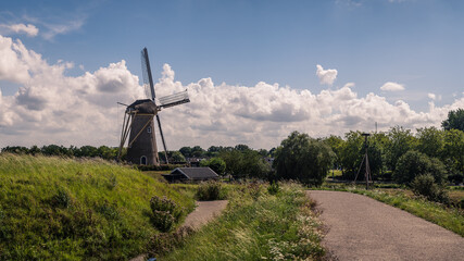 Holl&auml;ndische Windm&uuml;hle auf einem sommerlichen Panorama