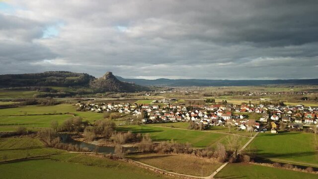 Die Radolfzeller Aach im Hegau mit dem Dorf Hausen an der Aach am Horizont der Hohenkr&auml;hen - Teil 7