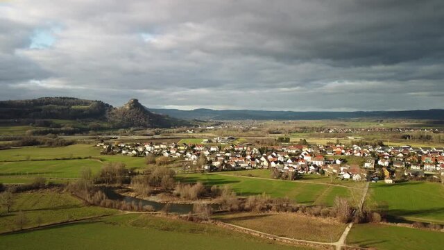 Die Radolfzeller Aach im Hegau mit dem Dorf Hausen an der Aach am Horizont der Hohenkr&auml;hen - Teil 8
