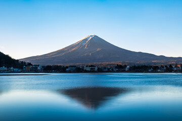 河口湖から眺める冬の富士山
