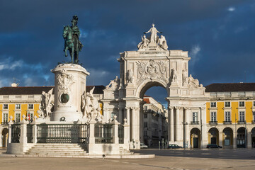 Obraz premium Praca do Comercio Square with triumphal arch, statue of King José I and traditional architecture in Lisbon, Portugal