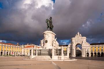 Obraz premium Praca do Comercio Square with triumphal arch, statue of King José I and traditional architecture in Lisbon, Portugal