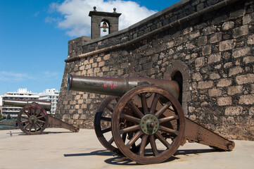 Obraz premium Cannons and San Gabriel Castle in Arrecife. Lanzarote. Canary Islands. Spain.