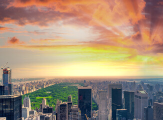 Fototapeta premium Panoramic aerial view of New York City skyline and Central Park