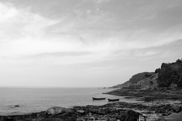 Boats at the shore of the Indian ocean in black and white