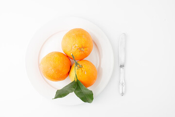 Arance su bianco con coltello argento