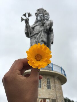 Es un lugar dentro de la provincia de Ca&ntilde;ar.
Empezamos el viaje amigos. 