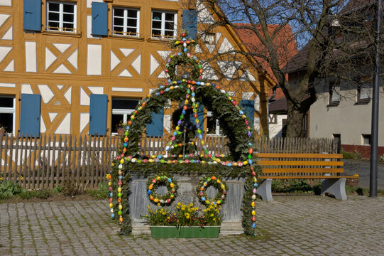 Osterbrunnen in Mitelehrenbach