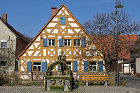 Osterbrunnen in Mitelehrenbach