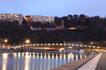La darse, bassin dans le quartier Lyon Confluence, vu de nuit avec la colline de Sainte Foy les...
