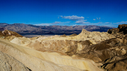 Death Valley Weitblick mit Bergkette am Horizont und blauen Himmel