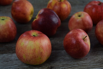 Fototapeta na wymiar Świeże czerwone jabłka drewniane tło